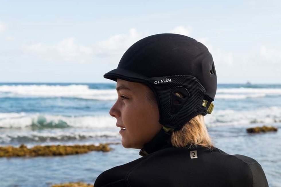 Decathlon lanza el casco de surf Olaian.