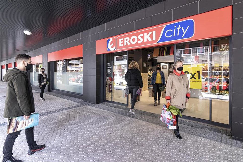 Archivo - Nueva tienda Eroski en San Sebastián.