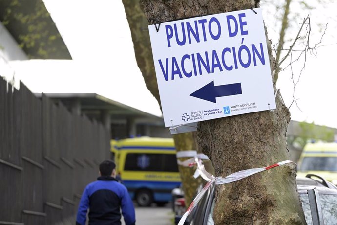 Archivo - Indicaciones para el punto de vacunación en el Hospital Marítimo de Oza, en A Coruña.