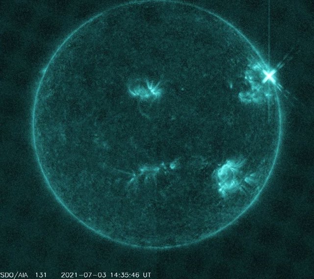 La erupción se aprecia en la parte superior derecha