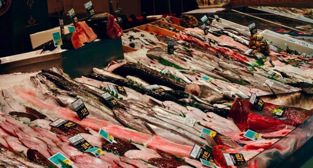 Archivo - Pescado fresco en mercado