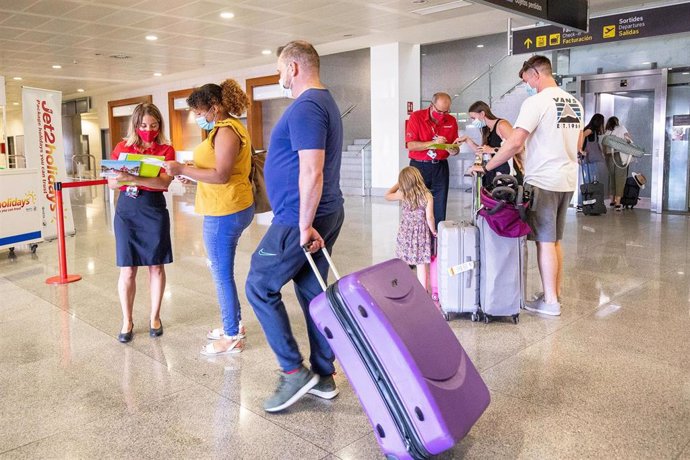 Pasajeros británicos en un aeropuerto