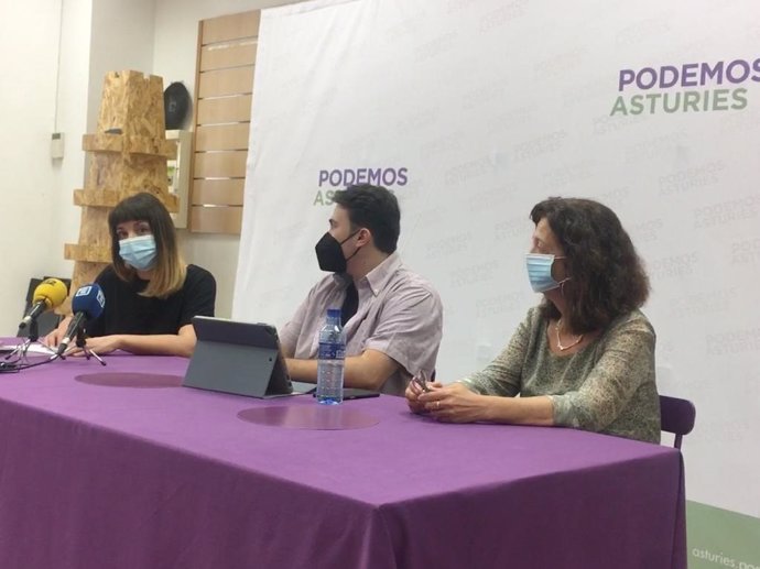 La responsable del Área de feminismo, diversidad y LGTBIQ de Podemos Asturies, Jara Cosculluela, junto a Álex Minculeasa y Ángeles Fal