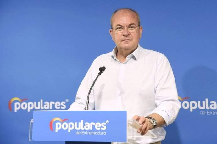 El presidente del PP de Extremadura, José Antonio Monago, en rueda de prensa