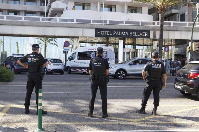 Tres policías locales hacen guardia frente al hotel Palma Bellver, donde estaban confinados 249 jóvenes que han tenido relación directa o indirecta con el brote de un viaje de estudios a Mallorca, a 30 de junio de 2021