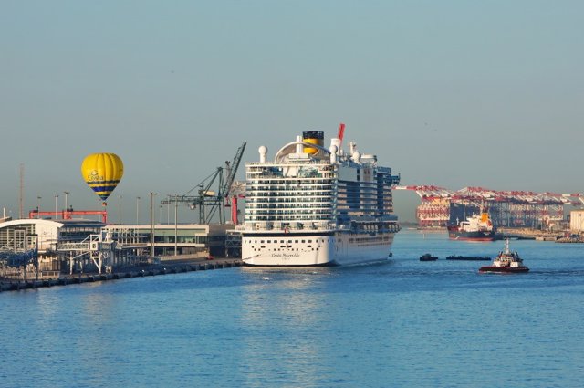 El buc Costa Smeralda al Port de Barcelona.