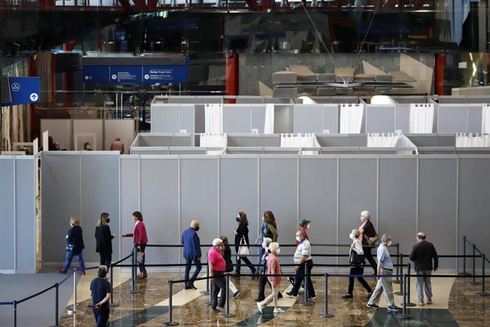 Archivo - Varias personas en el Palacio de Ferias y Congresos de la capital, uno de los puntos más grandes de la comunidad andaluza donde se inoculan más viales y donde se realizan test de antigenos dentro de la campaña municipal Málaga Segura