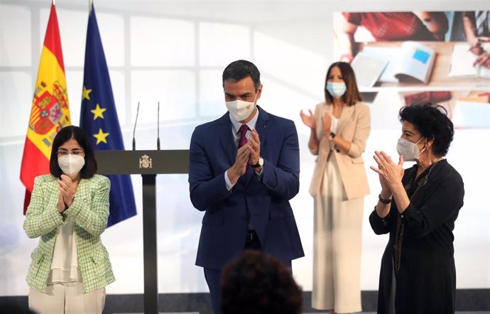 (I-D) La ministra de Sanidad, Carolina Darias; el presidente del Gobierno, Pedro Sánchez y la ministra de Educación, Isabel Celáa, aplauden durante un acto de homenaje a la comunidad educativa, en La Moncloa, a 19 de junio de 2021, en Madrid (España).
