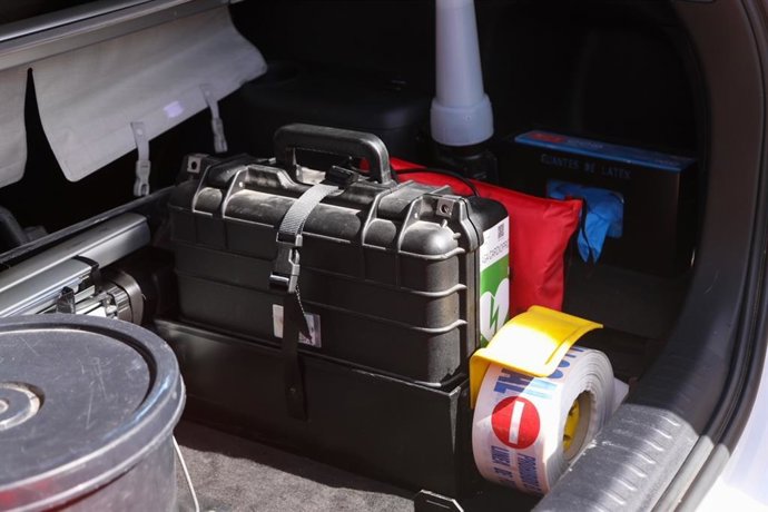 Un desfibrilador (DEA) en un coche de la Policía Local de Málaga, dentro del proyecto Málaga Cardioprotegida