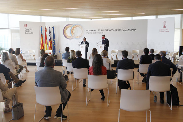 El presidente del Parlament balear, Vicenç Thomas (i); y el presidente de Les Corts Valencianes, Enric Morera, intervienen en la inauguración de la I cumbre entre Baleares y Comunitat Valenciana, a 5 de julio de 2021, el Palacio de Congresos de Palma.