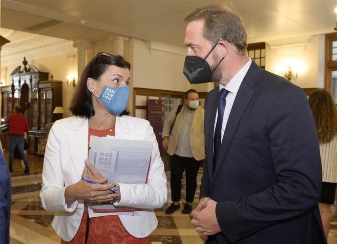 La alcaldesa de Santander  y el secretario de Estado de Turismo