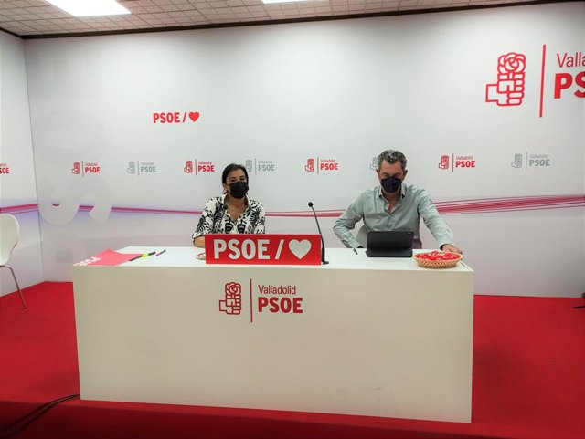 La secretaria de Organización del PSOE de Castilla y León, Ana Sánchez, junto al secretario del PSOE de Valladolid, Manuel Escarda.