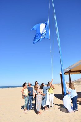 Izada de la bandera azul en la playa del Albergue de Punta Umbría.