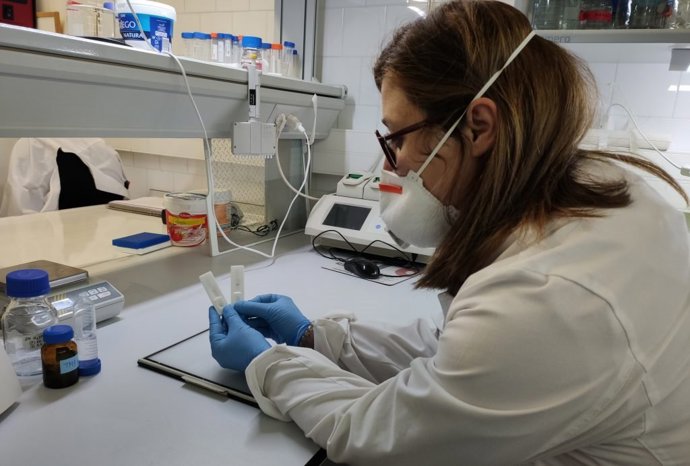 Una investigadora de la Universitat Rovira i Virgili (URV) de Tarragona, en una imagen de archivo.