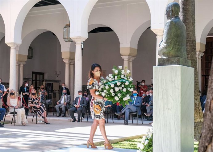 La presidenta del Parlamento andaluz, Marta Bosquet, deposita un ramo de flores ante el busto de Blas Infante en el acto conmemorativo del 136 aniversario de su nacimiento.