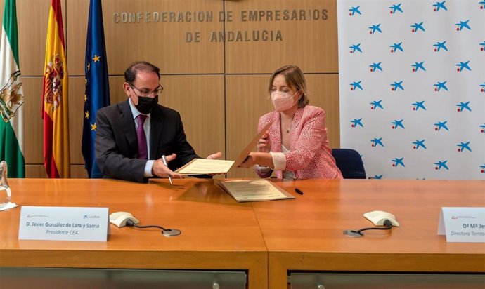 El presidente de CEA, Javier González de Lara, y la directora territorial de CaixaBank en Andalucía Occidental y Extremadura, María Jesús Catalá.