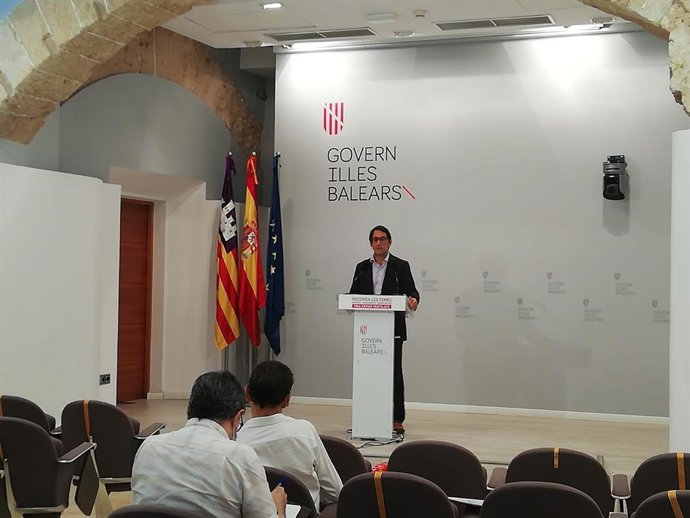 Archivo - El portavoz del Govern, Iago Negueruela, en rueda de prensa.