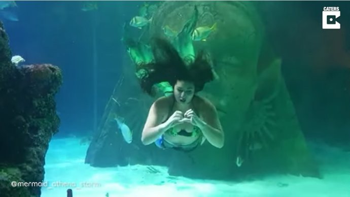 Esta joven de 26 años se gana la vida siendo sirena profesional mientras se saca la carrera de medicina