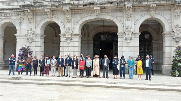 La alcaldesa de A Coruña, Inés Rey, y la subdelegada del Gobierno en A Coruña, María Rivas, se concentran junto a políticos, asociaciones LGTBI y ciudadanos para condenar la agresión mortal a Samuel en la madrugada del sábado 3 de junio.