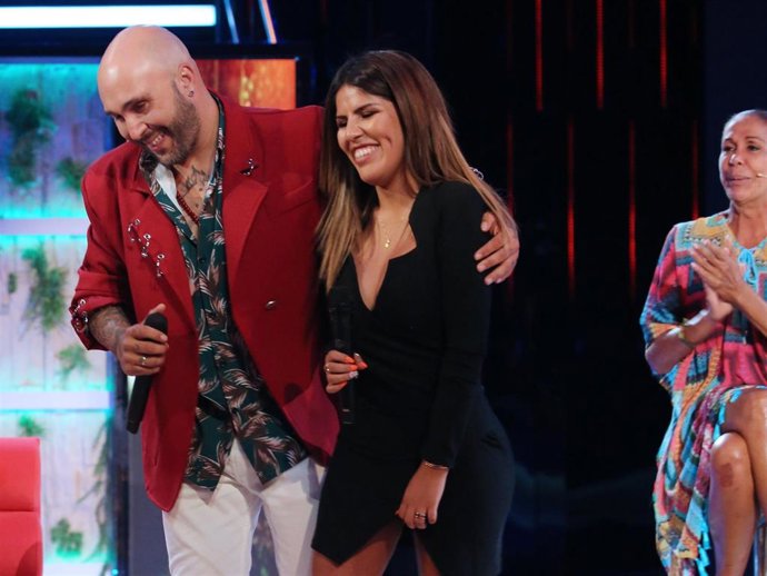 Archivo - Kiko Rivera e Isa Pantoja se abrazan delante de Isabel Pantoja