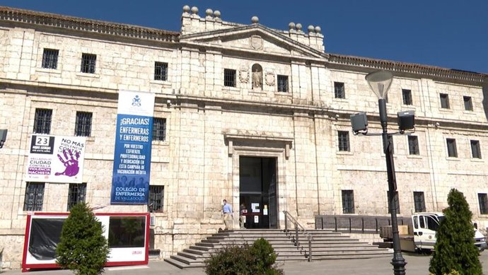 Pancarta de reconocimiento al trabajo de la Enfermería en el edificio municipal de San Benito.