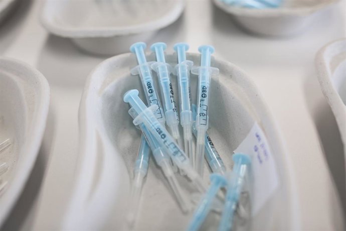 Material preparado para poner la vacuna de Moderna contra el Covid-19