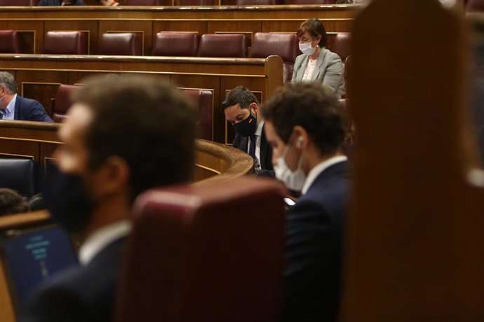 Archivo - El líder de Vox, Santiago Abascal, durante una sesión en el Congreso, con los 'populares' Pablo Casado y Teodoro García Egea.