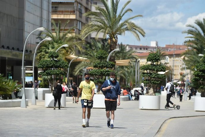 Archivo - La Región de Murcia accede a la nueva normalidad. Imagen de transeúntes en la Avenidad Libertad