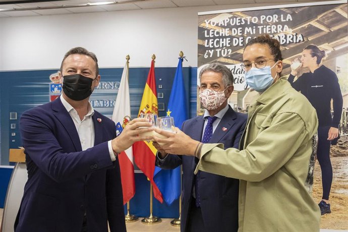 El Presidente De Cantabria, Miguel Ángel Revilla; El Consejero De Ganadería, Guillermo Blanco; Y La Jugadora De Baloncesto Cántabra Laura Nicholls Presentan La Campaña De Promoción De La Leche De Cantabria.