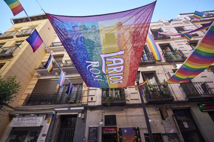 Foto de archivo del ambiente en Chueca el día que finalizan los festejos del Orgullo 2021, a 4 de julio de 2021, en Madrid, (España)