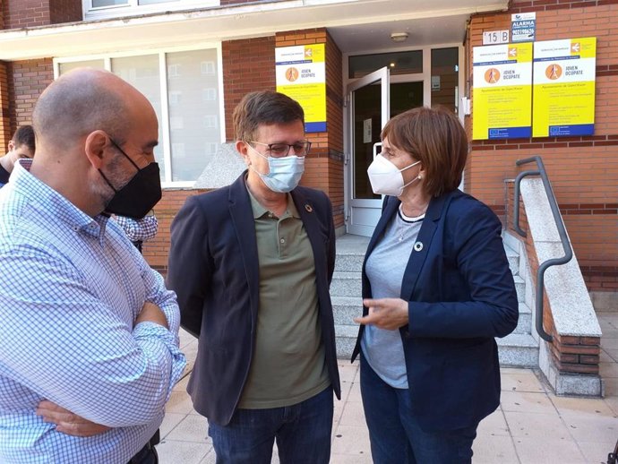La directora general del Sepepa, Pilar Varela, el director general de Empleo y Formación del Principado, Pedro Fernández-Raigoso, y el concejal de Promoción Económica del Ayuntamiento de Gijón, Santos Tejón, en su visita al programa 'Joven Ocúpate'