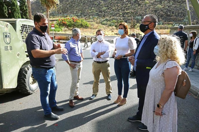 El alcalde de Santa Cruz de Tenerife, José Manuel Bermúdez (en el centro), en una visita al puente de San Andrés