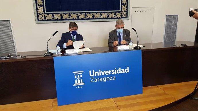 El vicepresidente del Gobierno de Aragón, Arturo Aliaga, y el rector de la Universidad de Zaragoza, José Antonio Mayoral, ha firmado un acuerdo para la creación de una Cátedra de Transformación Industrial