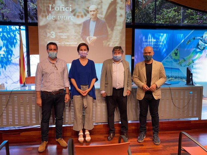 El productor ejecutivo Guillem Carol; la secretaria general de Deporte de la Generalitat, Anna Caula; el jefe de contenidos y programas y adjunto a la dirección de TV3,  Sigfrid Gras; y Gaspar Hernndez, director y presentador de 'L'ofici de viure'.