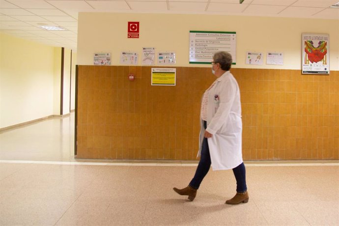 Archivo - Una trabajadora caminando por los pasillos del hospital, foto de recurso
