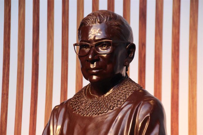 Archivo - 12 March 2021, US, New York: A bronze statue, by artists Gillie and Marc Schattner, of the late US Supreme Court Justice Ruth Bader Ginsburg can be seen at City Point in Brooklyn. Photo: Christina Horsten/dpa