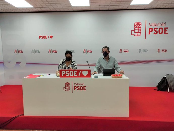 La secretaria de Organización del PSOECyL, Ana Sánchez, y el secretario de los socialistas de Valladolid, Manuel Escarda, tras la reunión de trabajo.