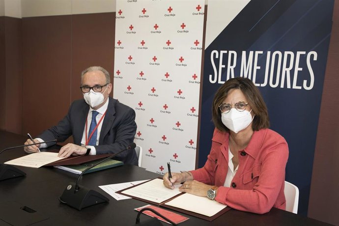 El secretario general de Cruz Roja Española, Leopoldo Pérez, y la directora gneeral de Fundación Telefónica, Carmen Morenés, en la firma del programa Conecta Educación
