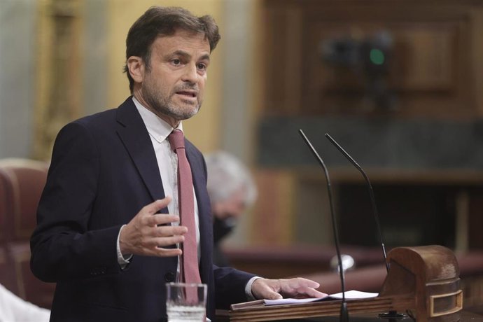 El presidente del grupo parlamentario de Unidas Podemos en el Congreso, Jaume Asens, interviene en una sesión de control al Gobierno en el Congreso de los Diputados, a 30 de junio de 2021, en Madrid, (España). 