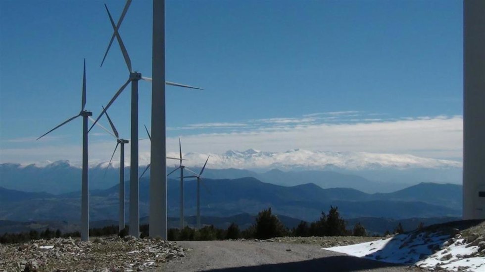 Archivo - Aerogeneradores de la central eólica de la Sierra del Trigo.
