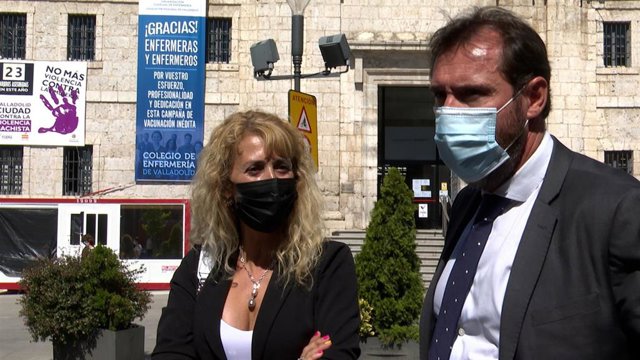 El alcalde de Valladolid, Óscar Puente, junto a la presidenta del Colegio de Enfermería de Valladolid, Silvia Sáez.
