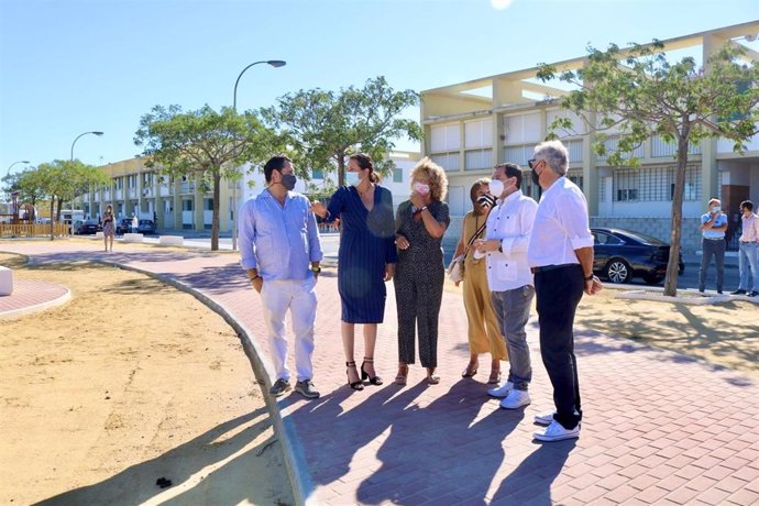 La secretaria general del PP-A, Loles López, visita la barriada Marismas del Odiel.
