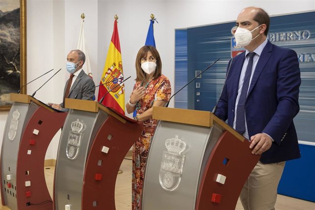 La Consejera De Empleo Y Políticas Sociales, Ana Belén Álvarez, Acompañada Del Director Del EMCAN, José Manuel Callejo, Y Del Director General De Trabajo, Gustavo García, Presenta Los Incentivos Destinados A Fomentar La Contratación Indefinida Y Juvenil.