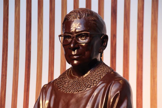 Archivo - 12 March 2021, US, New York: A bronze statue, by artists Gillie and Marc Schattner, of the late US Supreme Court Justice Ruth Bader Ginsburg can be seen at City Point in Brooklyn. Photo: Christina Horsten/dpa - ATTENTION: editorial use only in