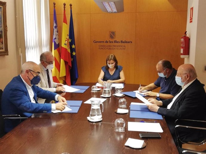 La consellera Mercedes Garrido firma, en nombre del Govern, un protocolo de colaboración con las Reales Academias de Baleares.