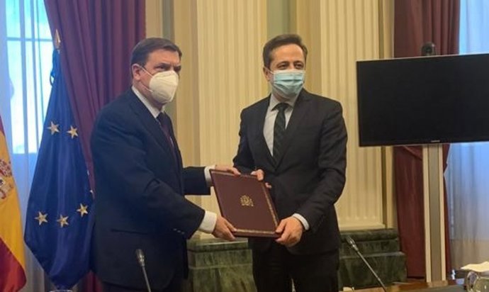 El ministro de Agriculutra, Luis Planas, en la firma junto al presidente de Enisa, José Bayón