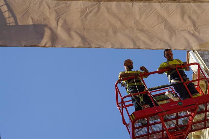 Archivo - Colocación de los toldos en Sevilla en una imagen de archivo.