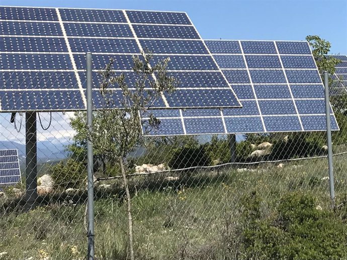 Archivo - Placas solares, fotovoltaica, energía limpia