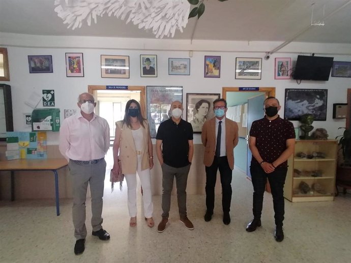 El delegado de Educación y Deporte de la Junta en Granada en funciones, Gustavo Rodríguez, visita el Instituto de Educación Secundaria (IES) 'Clara Campoamor' de la localidad Peligros (Granada).