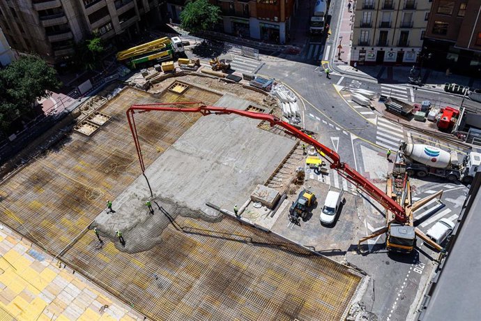 Se inicia la construcción de la nueva cubierta superior del parquin de la plaza de Salamero